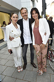 Julia Frohwitter, Wolfgang Tumulka und Frau Bella / Vernissage Jonas von Ostrowski in der artgallery.munich in München am 26.06.2018 / Foto: BrauerPhotos / S.Brauer fuer artgallery.munich